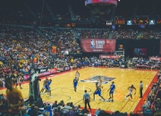 im电竞下载-湖人对上海队鏖战五十回合，历史罅隙中，麦卡勒姆统治了全场