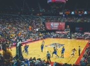 im电竞下载-湖人对上海队鏖战五十回合，历史罅隙中，麦卡勒姆统治了全场