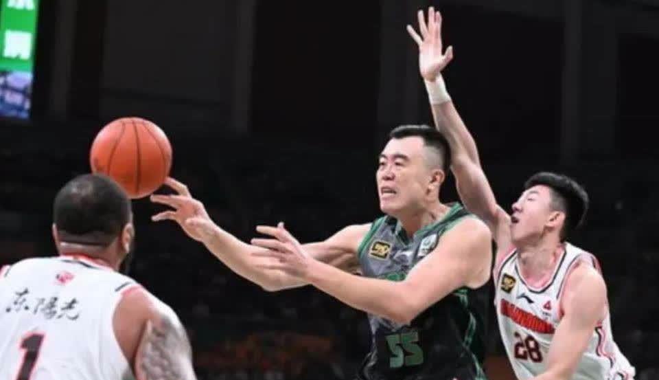 热门对手再度对决，场上争锋相对