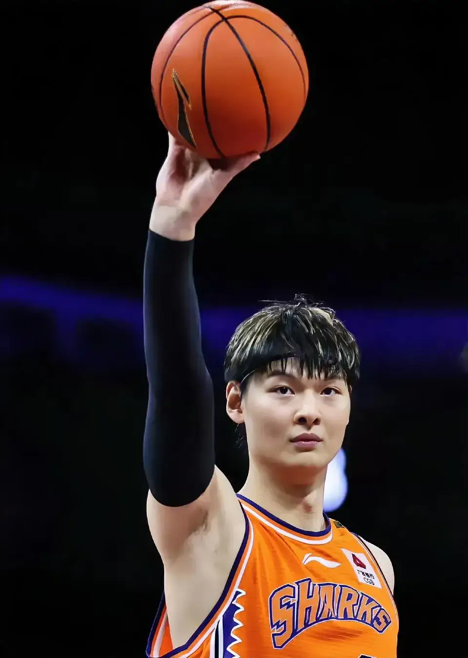 上海男篮在比赛中取得一鼓作气胜利