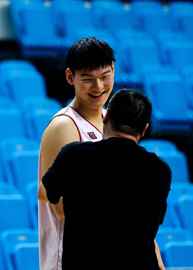 上海男篮在比赛中取得一鼓作气胜利