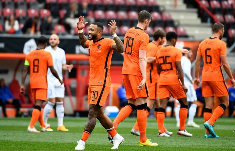 荷兰队球员联手进攻，锁定成功的简单介绍