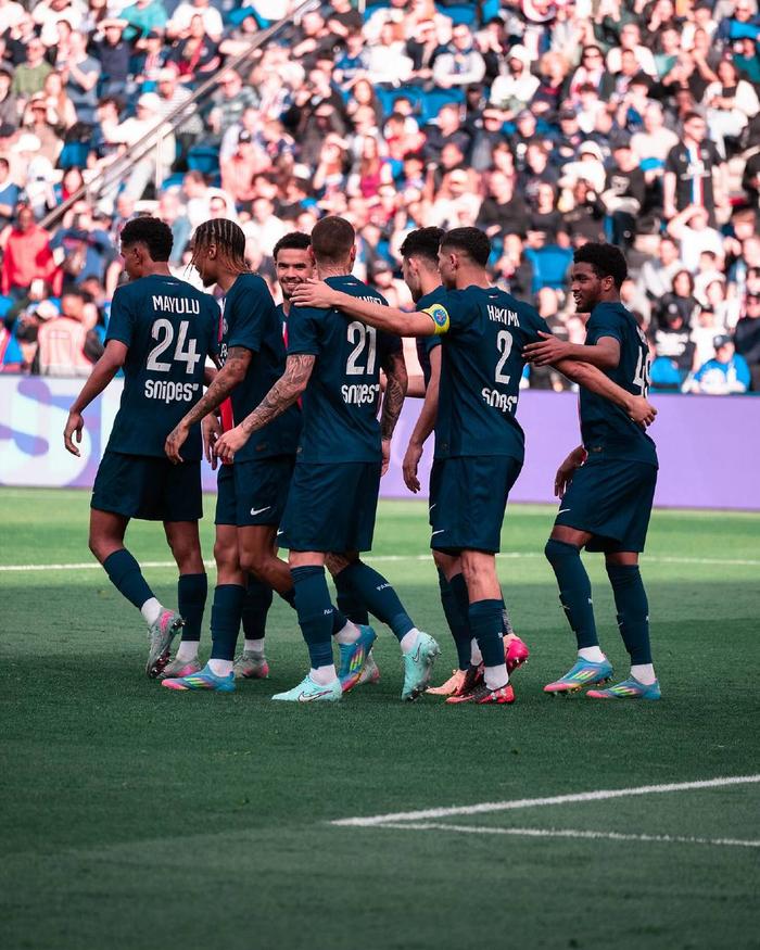 关于巴黎圣日耳曼豪取胜利，稳居榜首位置的信息