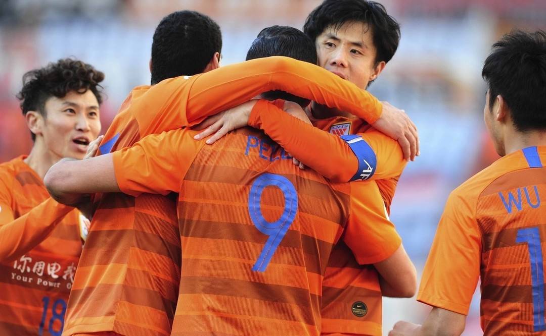 中超球迷突发送可可口交道签名参赛