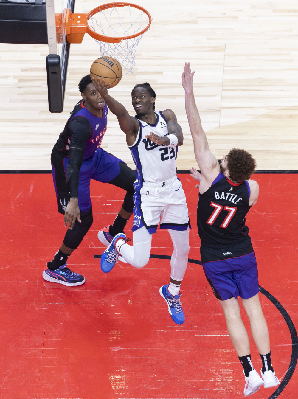 猛龙队研究对手战术，力争在比赛中取胜