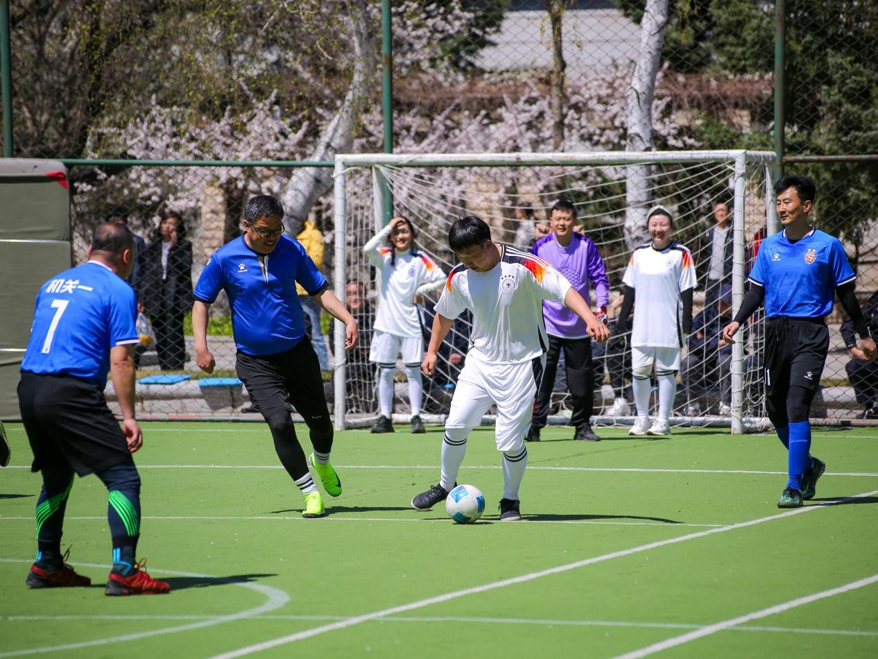 一场精彩的足球比赛震撼全场观众