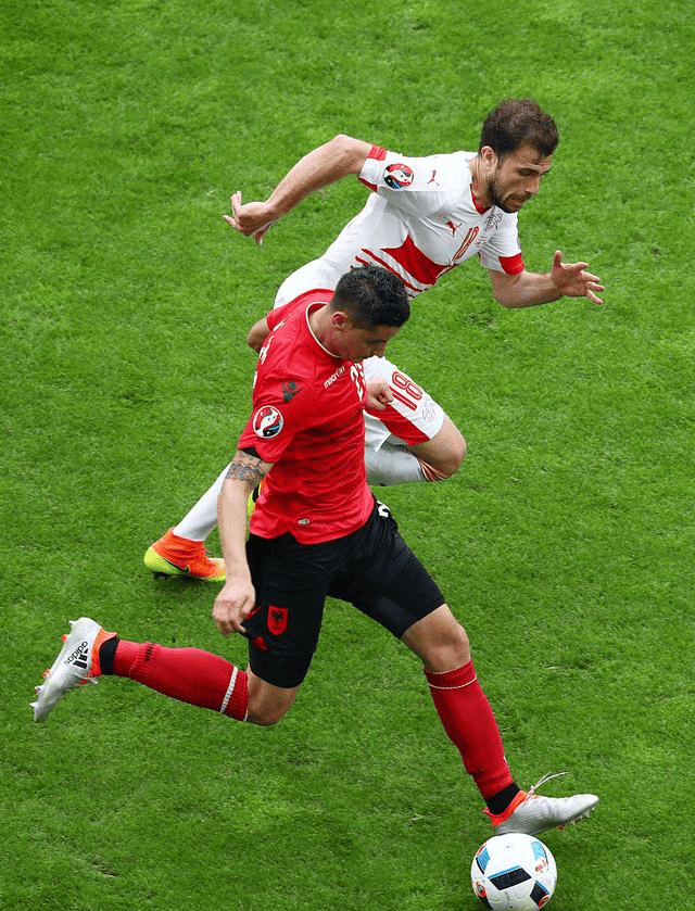 圣埃蒂安球员们拼尽全力，捍卫胜利的简单介绍