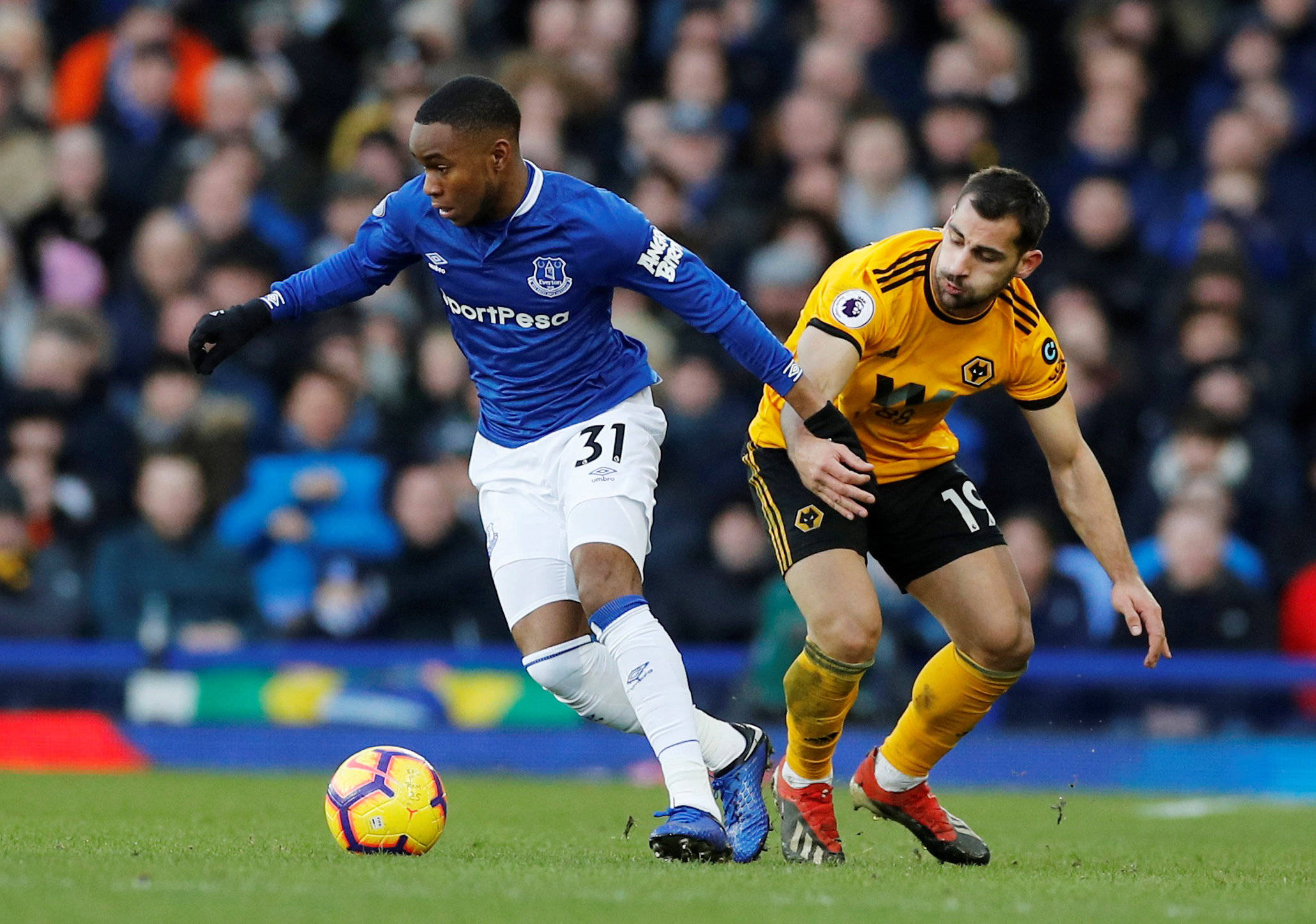 包含富勒姆连续遭遇挫折，球队士气低落的词条