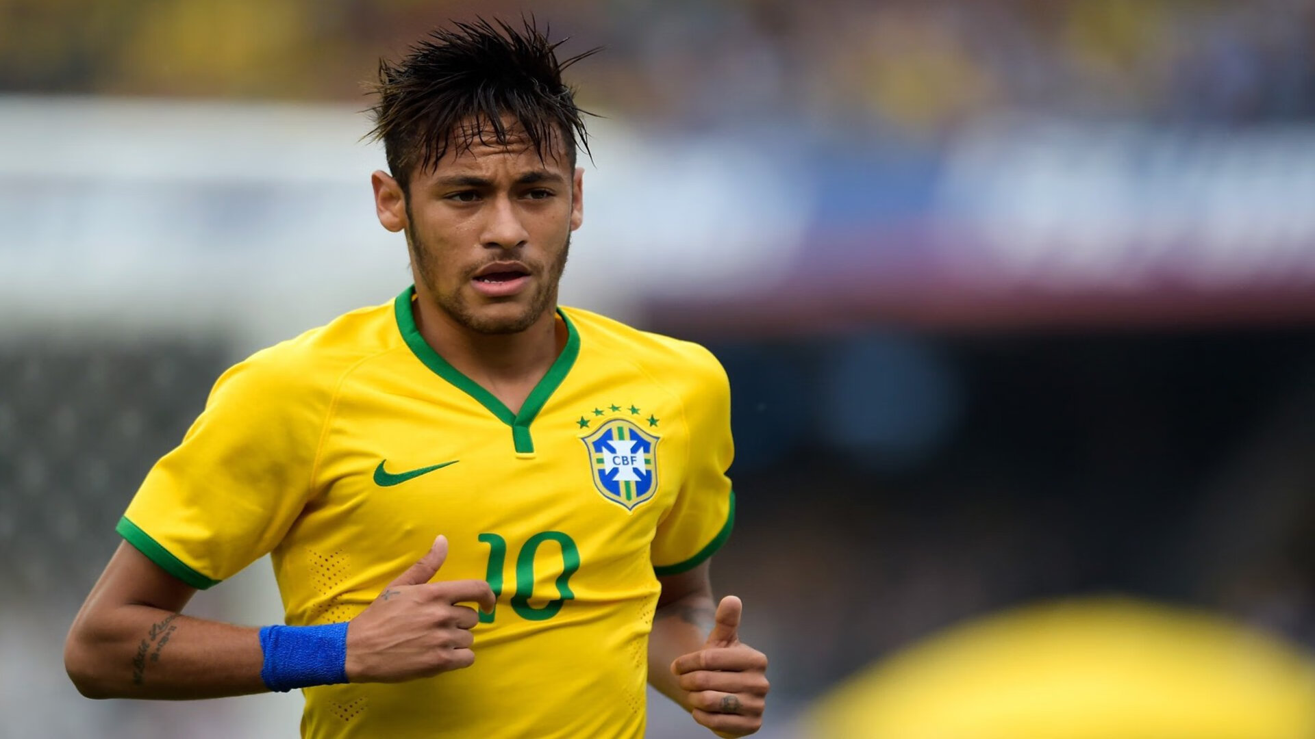 巨人的黄昏，当丹麦足球的冰冷效率，遇见里昂血脉里最后一抹古典余晖